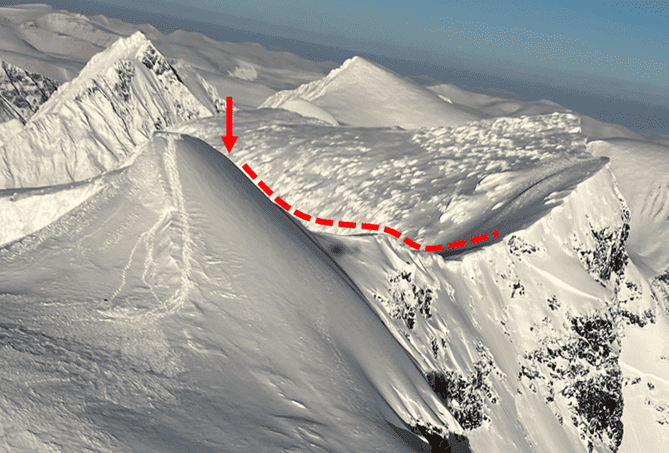 Den streckade linjen visar vägen som den förolyckade soldaten gick längs bergskammen innan snön brast.