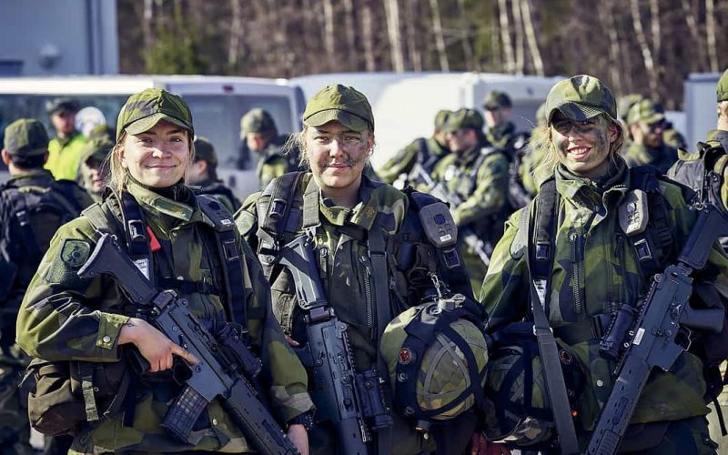 FV: Isabella Gustafsson, ledningssoldat och signalist, Sofie Axelsson, ingenjörssoldat och Elin Wihlborg, förare/skytt pansarterrängil ger dagarna i Kvarn högsta betyg.