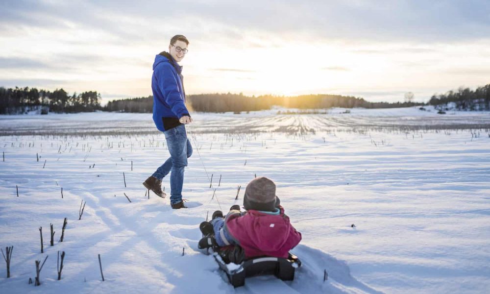 Distansarbete har sina fördelar: ibland blir det en tur med barnen till en pulkabacke i närheten av hemmet innan middagen.
