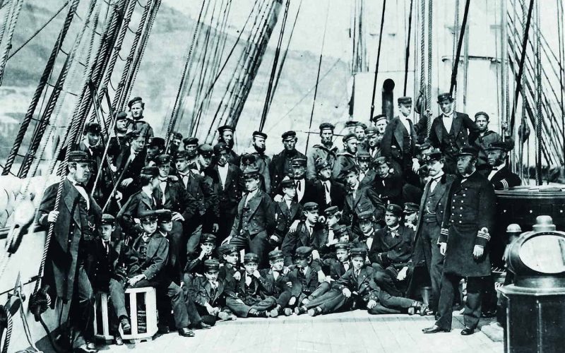 Utbildning av sjömän på seglande skepp. Bilden tagen under ett uppehåll i Darthmouth där Britannia Royal Naval College är beläget då fregatten af Chapman (levererad 1830) var på övningsexpedition med kadetter 1870.
