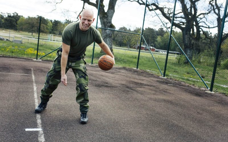 Johan spelar basket på  fritiden, och tar varje tillfälle att bättra på dribblingarna.