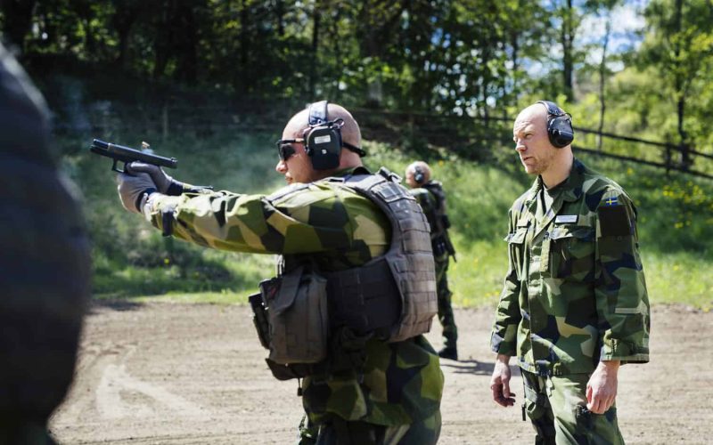 Styrelseledamot Johan Reispass instruerar under skjutövning på sitt ordinarie arbete på P7.