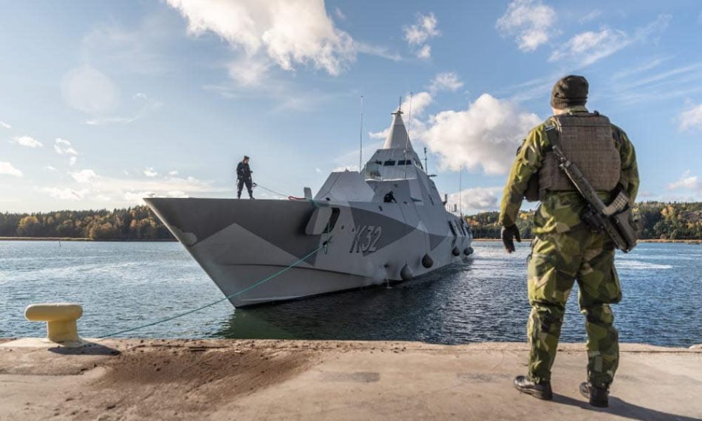 Korvett möts av personal från Marinbasen och Hemvärnet när den kommer in till kaj. Foto: Bezav Mahmod/Försvarsmakten