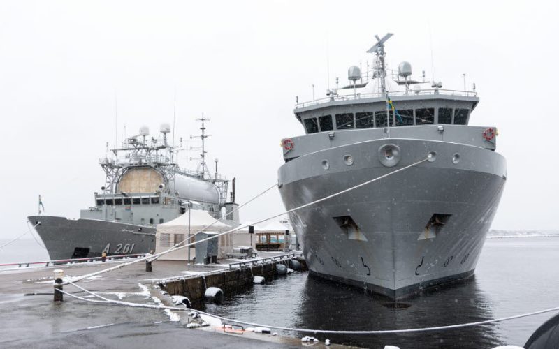 HMS Artemis är betydligt större än sin föregångare, HMS Orion. Det nya fartyget har bättre manöveregenskaper och kommer att ge Försvarsmaktens och FRA:s personal en bättre boendemiljö ombord. Foto: Jimmie Adamsson/Försvarsmakten.