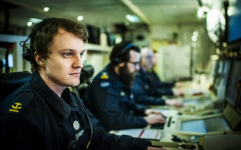 Filip Augustsson, signalspaningsoperatör, i fartygets stridsledningscentral.