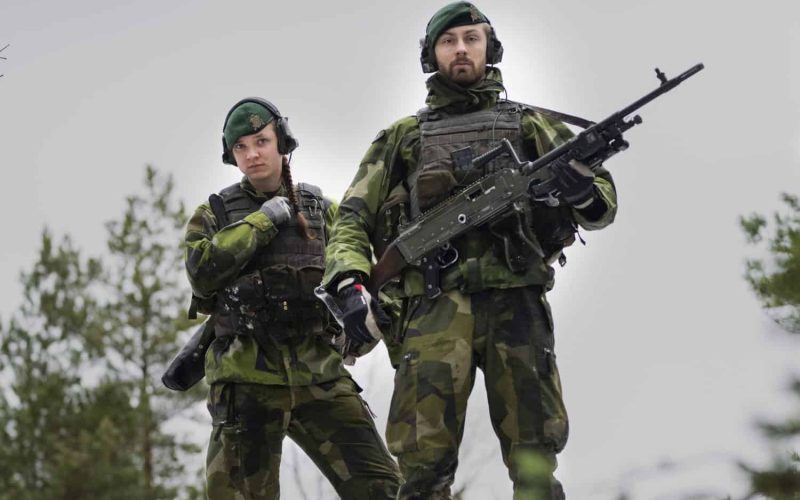 Soldaterna Wilma Axelsson och Sergon Drumez arbetar på 2:a amfibiebataljonen.