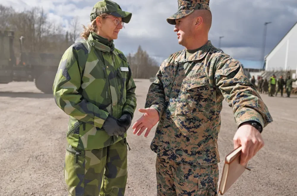 Bataljonchefen överstelöjtnant Travis Chamberlin samverkar med sin svenska kollega överstelöjtnant Ingeborg Widerberg, chef för Västernorrlandsgruppen. Foto: Axel Öberg/Försvarsmakten