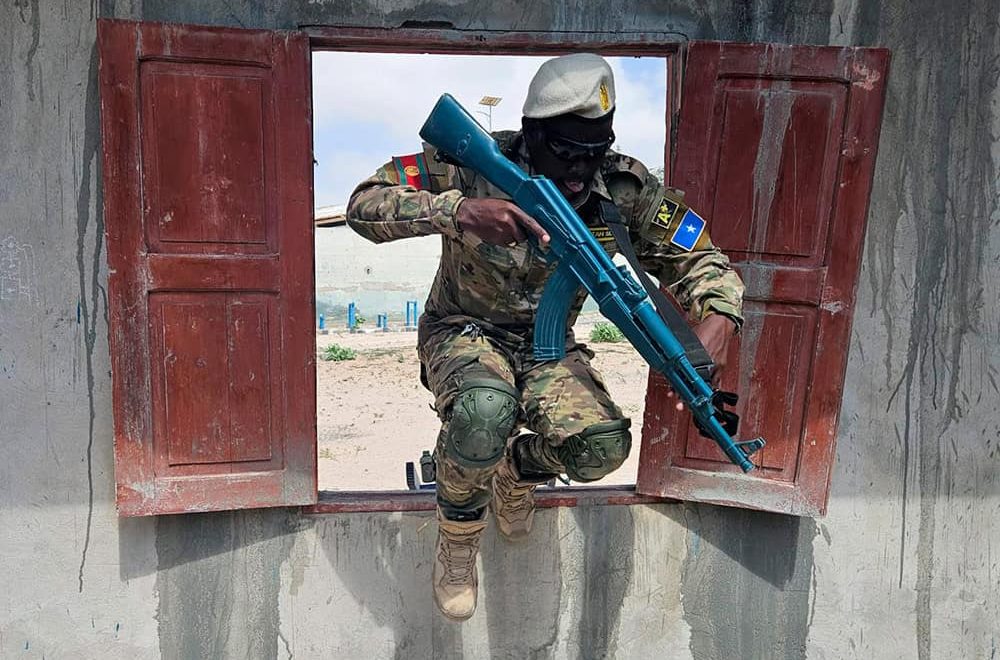 BILD 6 Somalisk soldat tränar