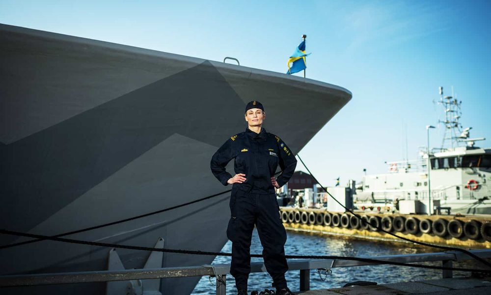 Efter värnplikten återvände Jessica till det civila, men hon saknade marinen och sökte därför till specialist­officersutbildningen.