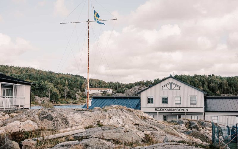 Divisionen har sin bas vid Gullmarsfjorden i Skredsvik i Bohuslän. Det är sällan som vind eller grov sjö påverkar verksamheten, vilket troligen var en viktig aspekt vid valet av plats för röjdykarbasen när den upprättades här på 1950-talet.