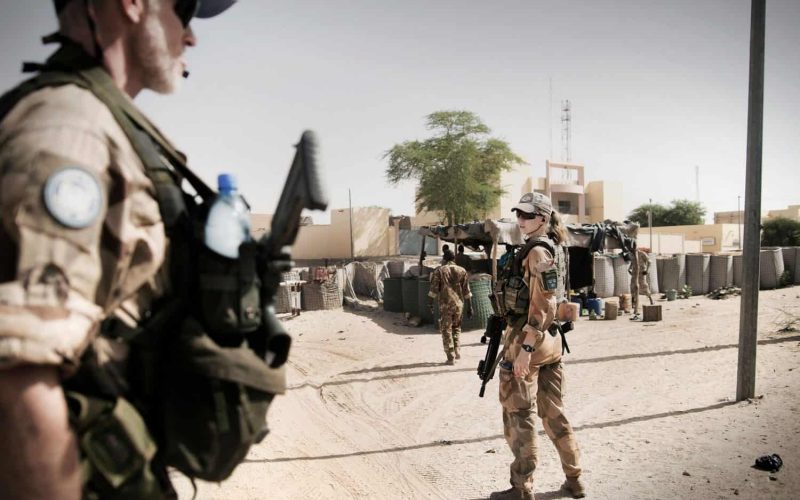 Svensk trupp ute på patrullering inne i Timbuktu en dag i oktober 2016. En vecka tidigare sprängdes en självmordsbombare sig själv till döds en bit härifrån.