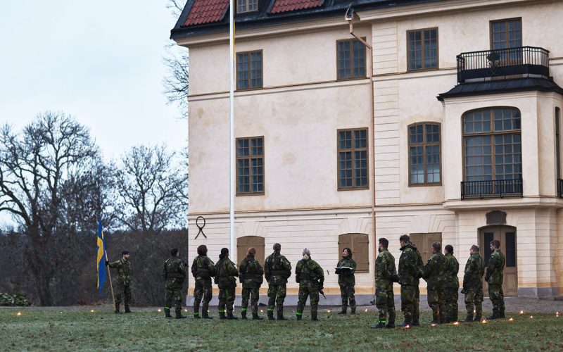 Jenny Ahlén håller korum på Livgardet i Kungsängen. Ceremonin är avslutning på den grundläggande soldatutbildningen som alla nya förbandspastorer ska genomföra.