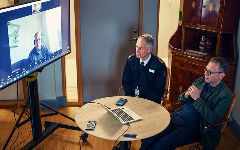 Överste Stefan Smedman (skärmen), överstelöjtnant Anders Enström och Karl Weigelt sitter alla tre i programledningen för Officersprogrammet.