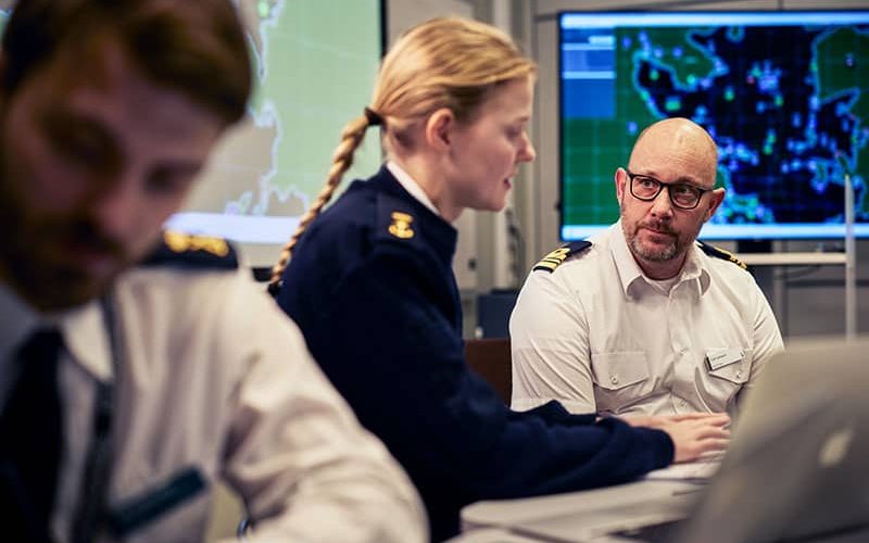 Örlogskapten Carl Lönnqvist fick upp ögonen för att tjänstgöra som militär lärare under studierna på Högre officersprogrammet.