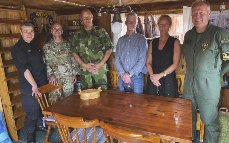 Natos överbefälhavare för Europa, Christopher Cavoli, på besök i Hunnebostrand för att fiska makrill. Med var ­övriga försvarsgrenschefer, på bild marinchef Ewa Skoog Haslum. Foto: Privat
