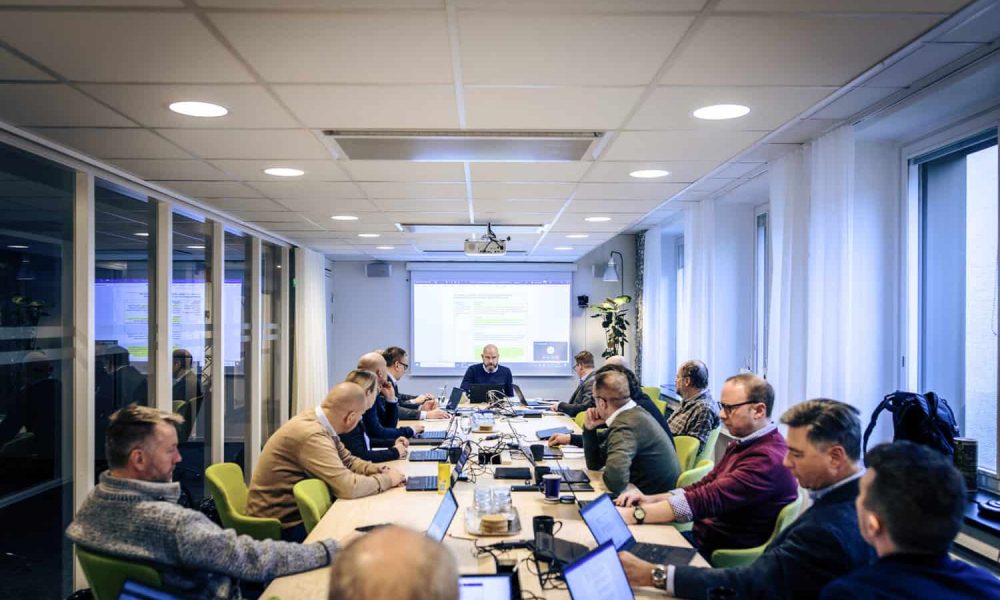 OT_ 02 Förbundssidor förbundstyrelse 1 Ett vanligt styrelsemöte på Officersförbundets kansli i Stockholm. Ledamöterna har rest till mötet från sina hemförband runtom i landet.