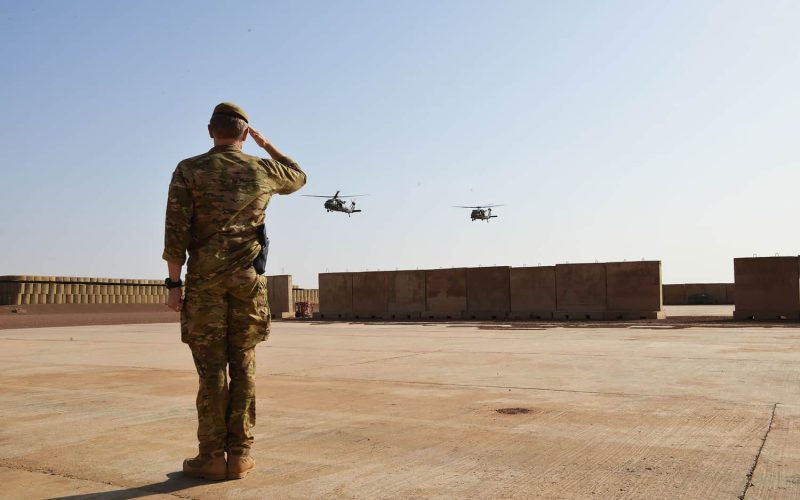 Chefen för Task Force Takuba, överste Peter, gör honnör när de svenska helikoptrarna lämnar Ménaka i Mali för sista gången i mitten av februari 2022. Foto: Försvarsmakten
