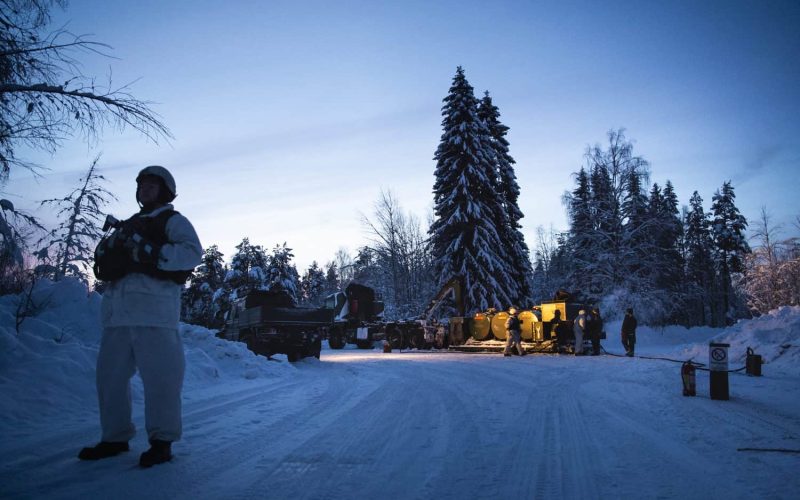 I januari ligger snön åter tjock på  marken i Norrbotten. Rekryterna på stab- och trosskompaniet bedriver verksamhet på Bodens södra skjutfält. Foto: Simon Eliasson