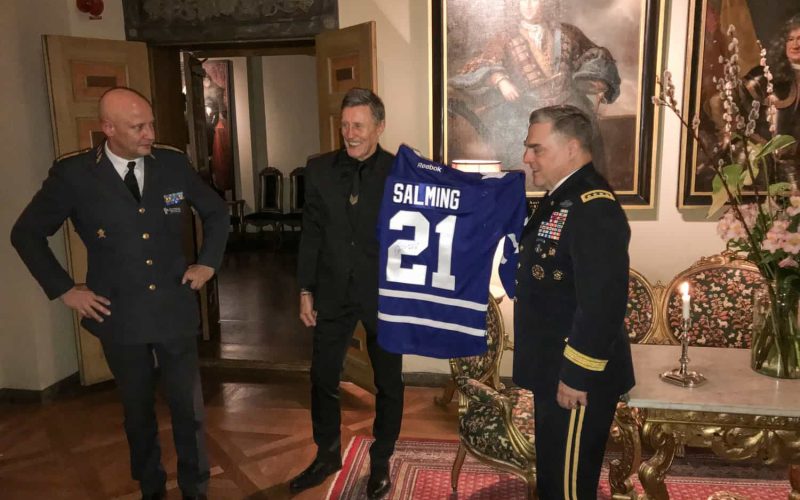 2018 var general Mark A Milley, då USA:s arméchef, på Sverigebesök och fick då träffa Börje Salming. Milley, före detta ishockeyspelare och stort NHL-fan, uppskattade mötet med legendaren, berättar Karl Engelbrektson. Foto: Privat