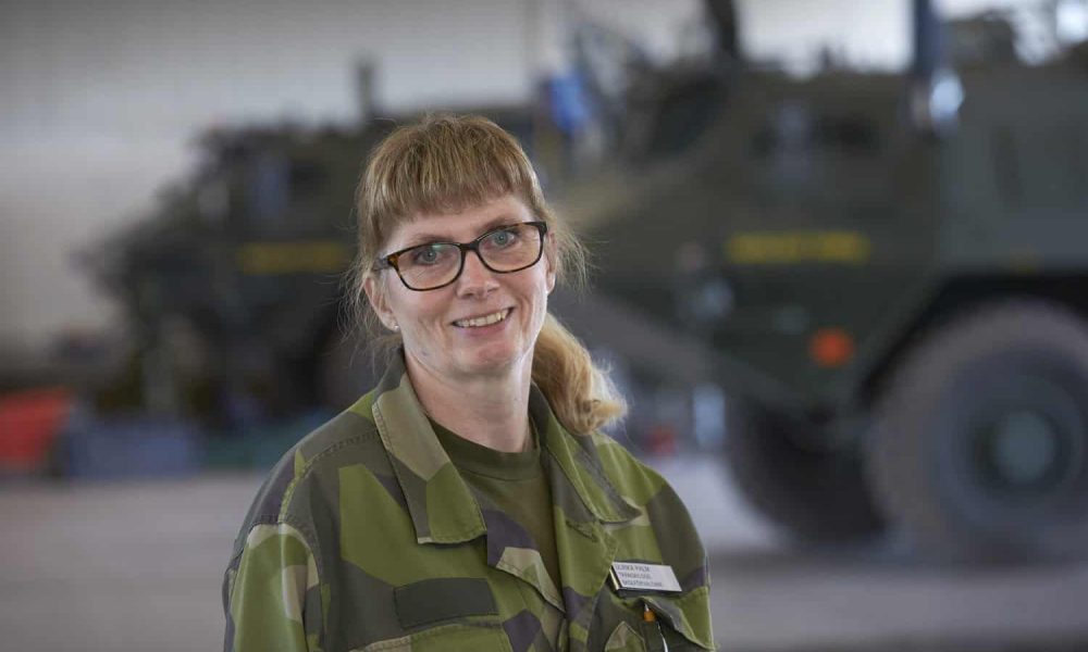 – När jag gick ut högstadiet skrev en klasskompis en hälsning till mig ”Hoppas att du målet når och i gröna kläder går, men akta dig så du ej blir kär i någon fjantig militär”. Som tur var blev jag kär i en snickare”, säger Ulrika Palm och skrattar.