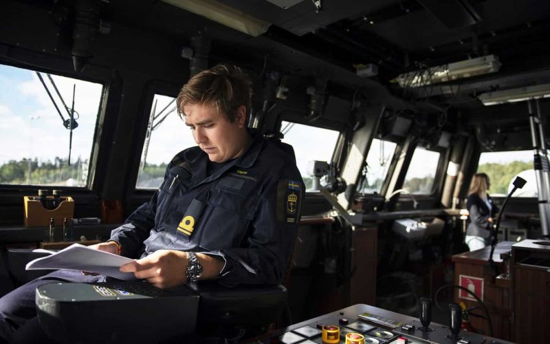 Löjtnant Hjalmar Smith är navigationsbefäl, vilket innebär att han är den som ska se till att fartyget framförs 
tryggt och säkert.