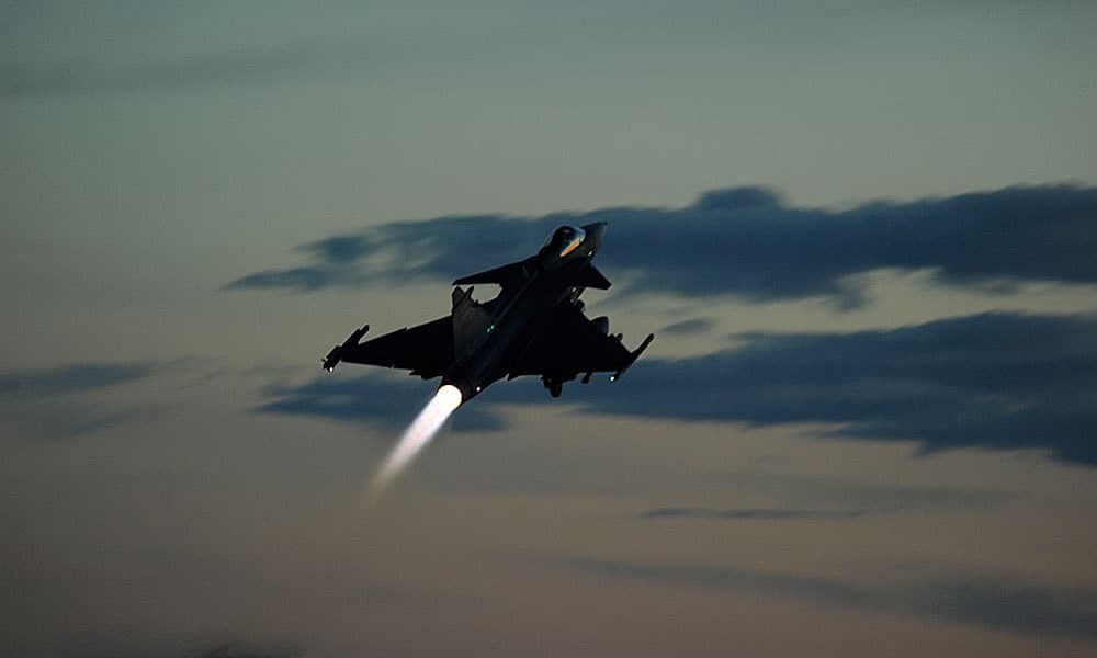 jas-39-gripen-start-morker_webb