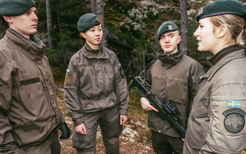 I arbetet med det nya nordiska uniformssystemet tas modeller som är anpassade både för män och kvinnor fram. 
Foto: FM