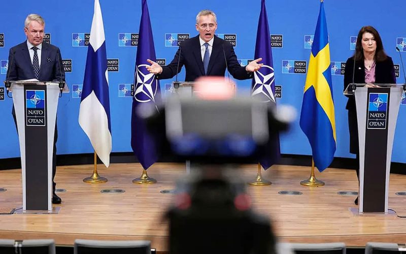 Att låta Sverige och Finland gå med i Nato verkar bli betydligt svårare än många hade väntat sig. Natos generalsekreterare Jens Stoltenberg flankerad av Finlands utrikesminister Pekka Haavisto och Ann Linde, utrikesminister i Sverige.