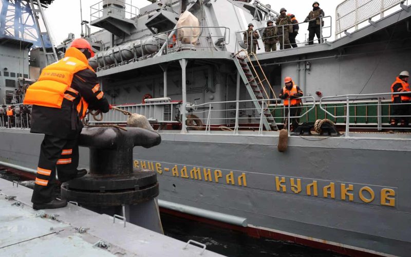 Förtöjning av ett fartyg ur den ryska flottan i staden Severomorsk i Murmansk, efter ett två månader långt uppdrag i Arktis. Foto: TT/Dmitry Dubov
