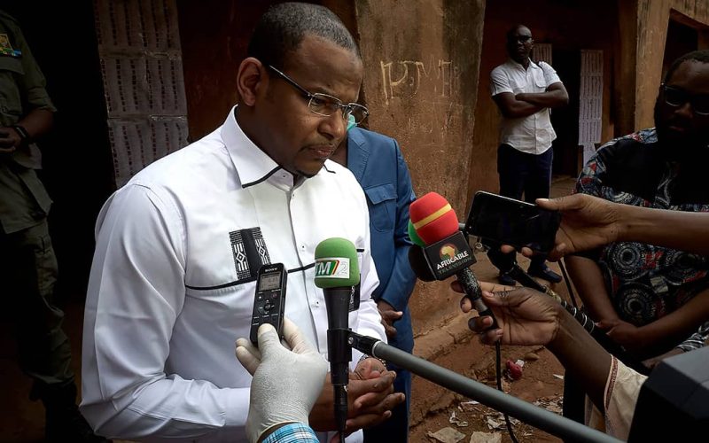 Den avsatte premiärministern Boubou Cissé, misstänktes 
för att ha försökt störta den maliska övergångsregeringen. Han frias av Högsta domstolen som den 19 april beslutar att lägga ner ärendet. Foto: TT/MICHELE CATTANI/AFP